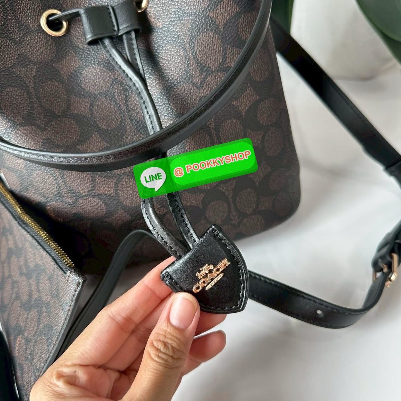 Coach Roan Bucket Bag Signature Canvas CBH07 กระเป๋าทรงบัคเก็ตใบเก๋ ดีไซน์คลาสสิก ลายซิกเนเจอร์สุดฮิต ใส่ได้ทุกโอกาส มาพร้อมสายสะพายปรับได้ ถอดได้ ใช้งานได้ทั้งสะพายไหล่ / crossbody / handheld