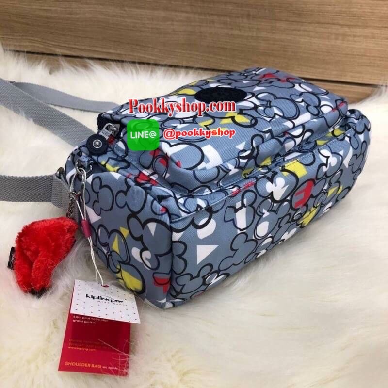 Kipling Disney's Mickey Mouse กระเป๋าสะพายทรงสวย รุ่นยอดนิยมเลยค่ะ สายสะพายปรับระดับสั้น-ยาว เป็นกระเป๋าสะพายเฉียงลำตัวได้ค่ะ ช่องซิปเยอะค่ะ ใส่ของได้เป็นสัดส่วน จุสัมภาระได้ดีเลยค่ะ ทรงสวย สะพายน่ารักมาก ห้ามพลาดเลยค่ารุ่นนี้