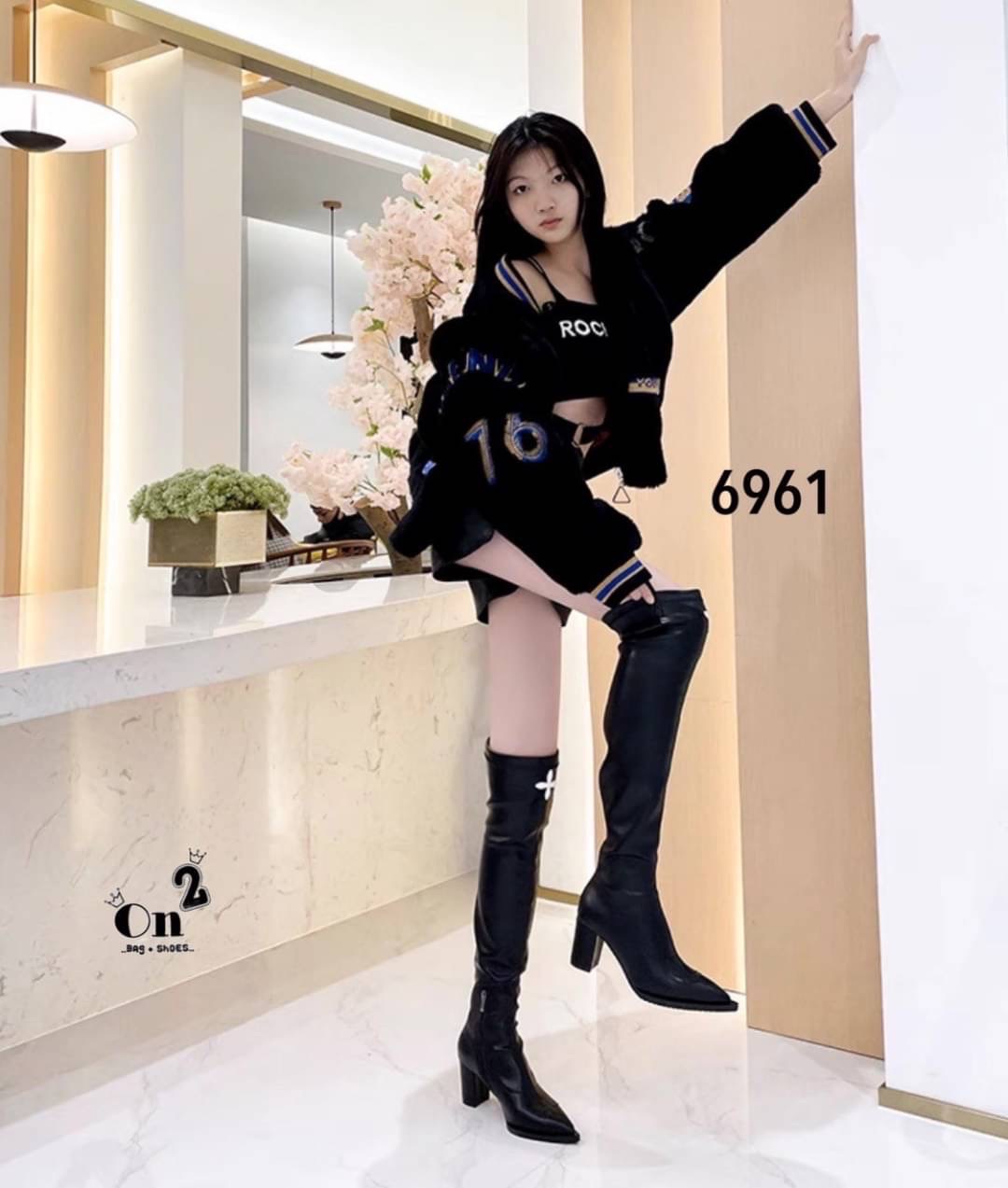 รองเท้าบูทข้อสูง ลุคสนามบิน ซีซั่นนี้คือของที่ต้องมีค่าาหนังนิ่มการตัดเย็บเนียบ ใส่ง่ายการดีไซน์ทรงส้นสูงดูเก๋ งานดีมากกันน้ำ กันฝน ใส่เดินลุยหิมะ ใส่เช็คอินที่เที่ยวสวยๆเริ่ดมาก สาวสายแฟต้องไม่พลาดจ้า