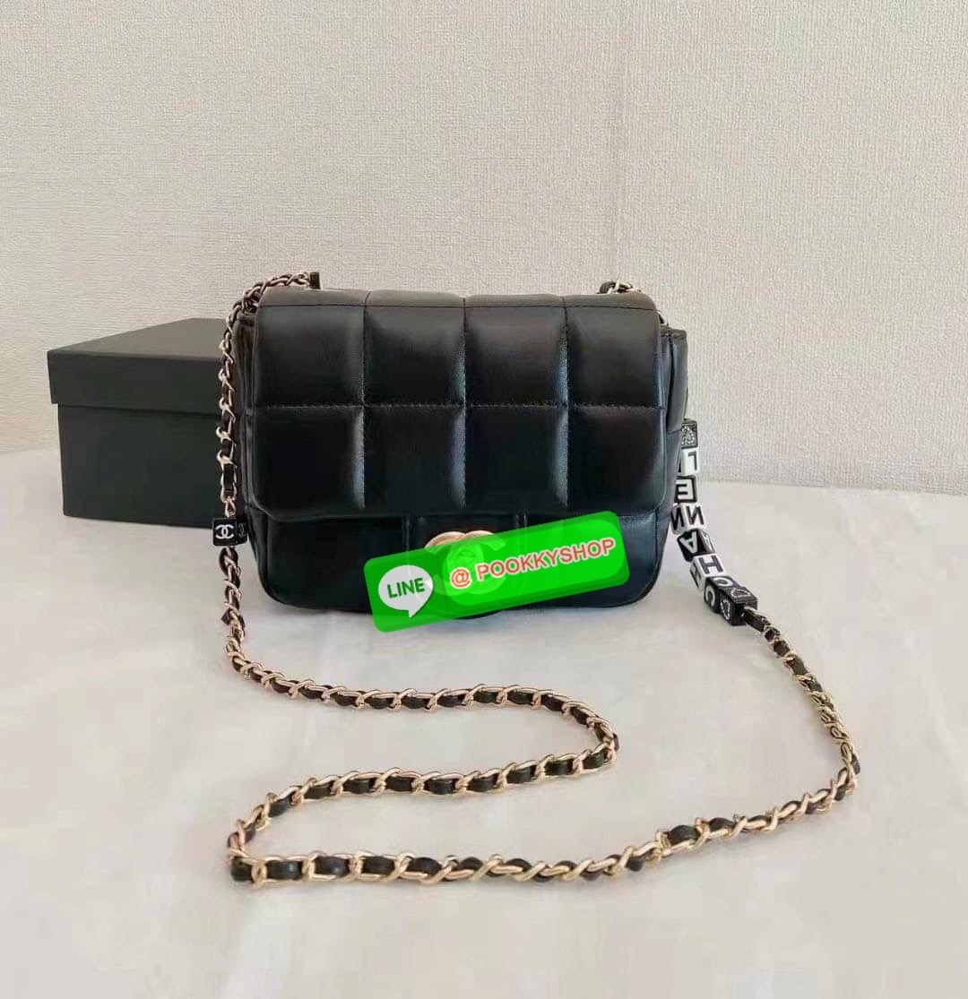 CHANEL SHOULDER BAG WITH CHAIN BAG ((Chanel vip gift make up ตปท.)) 🎁พร้อมส่ง! รุ่นนึ้จะใช้เองหรือซื้อฝากเพื่อนๆ ก็ถูกใจผู้รับเลยค่า หนังแกะสังเคราะห์ หนังดีมีความนิ่มและเงาในตัว สัมผัสคือหลงรักแน่นอนค่ะ🤩 โดดเด่นด้วยสายสะพายร้อยลูกเต๋ามีตั