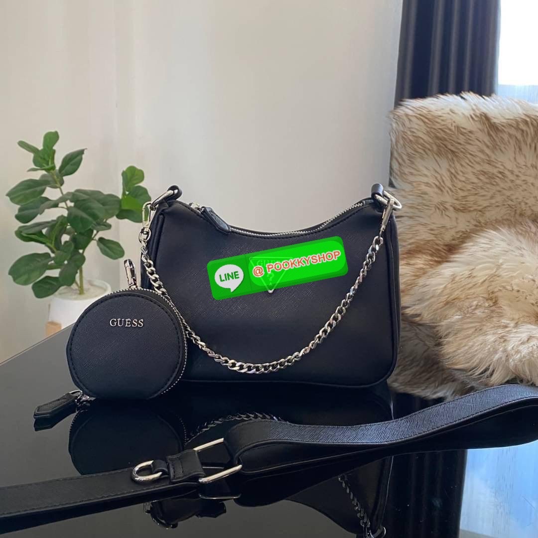รุ่นใหม่ล่าสุด GUESS SHOULDER BAG ซื้อ1ได้ถึง2ไอเท็ม กระเป๋าพอชรูปทรงสวย เปิด-ปิดด้วยซิปด้านในโล่งกว้างมีช่องซิปใส่ของจุกจิก เพิ่มความน่ารักด้วย กระเป๋าใส่เหรียญใบเล็กทรงกลม เฝสามารถถอดใช้แยกได้ มาพร้อมสายโซ่สะพายไหล่ และสายสะพายยาวสามารถปรับระดับได้ฟรีไซ