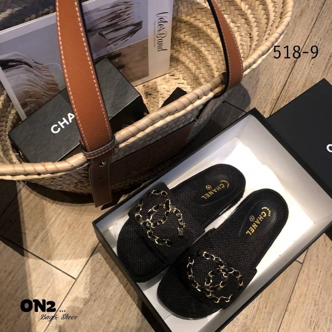 รองเท้าแตะchanel หน้าแต่ง อะไหล่โซ่รอย cc สวยมากค่ะ ผ้ากระสอบ collection ใหม่ เพิ่มความ ชิคไปอีก ภายในบุนวม ใส่สบายมาก