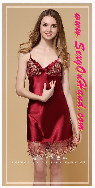 ชุดนอนผ้าไหม เนื้อหรู แต่งดิ้นปักสีทอง ช่วงอก และชาย งานปักสวยหรูเกรดพรีเมี่ยม เนื้อผ้าหรูไฮโซมากมายคร่า