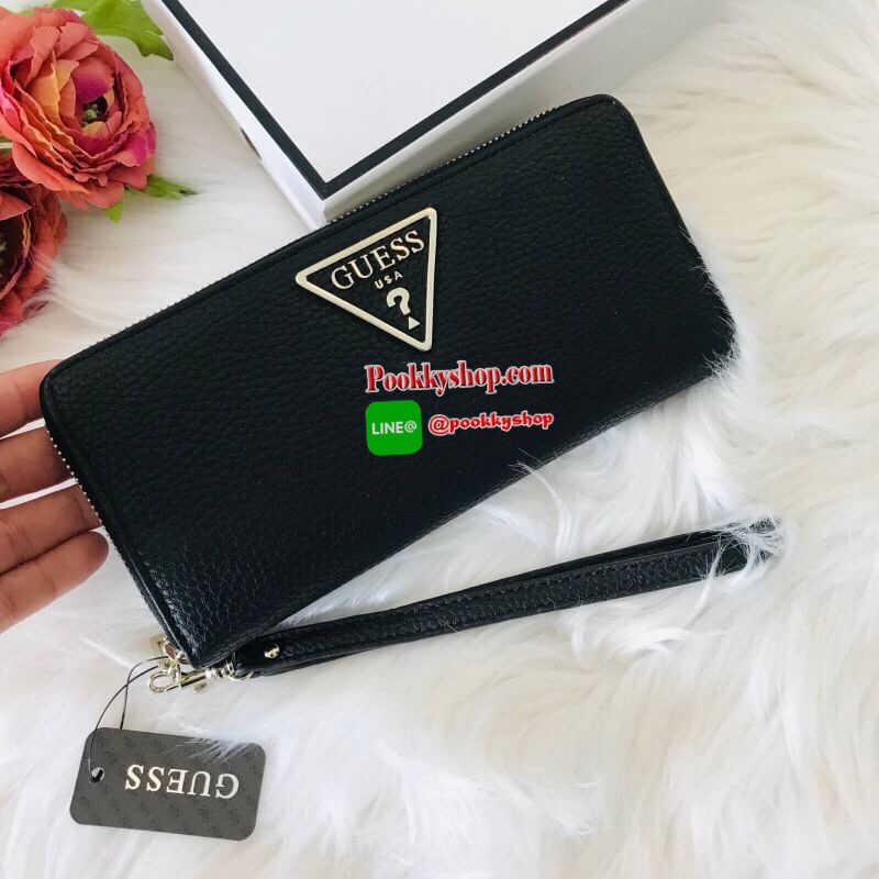 GUESS WOMEN'S LONG WALLET กระเป๋าสตางค์ใบยาวซิปรอบ วัสดุ PU คุณภาพดี นิ่ม น้ำหนักเบา ด้านหน้าประดับด้วยโลโก้แบรนด์สุดหรู ด้านในมีช่องเสียบการ์ด/บัตร/ธนบัตรและช่องซิปสำหรับใส่เหรียญ ด้านหลังมี1ช่องซิปใช้งาน มาพร้อมสายคล้องมือถือเป็นทรงคลัชท์ก็ได้ ราคา