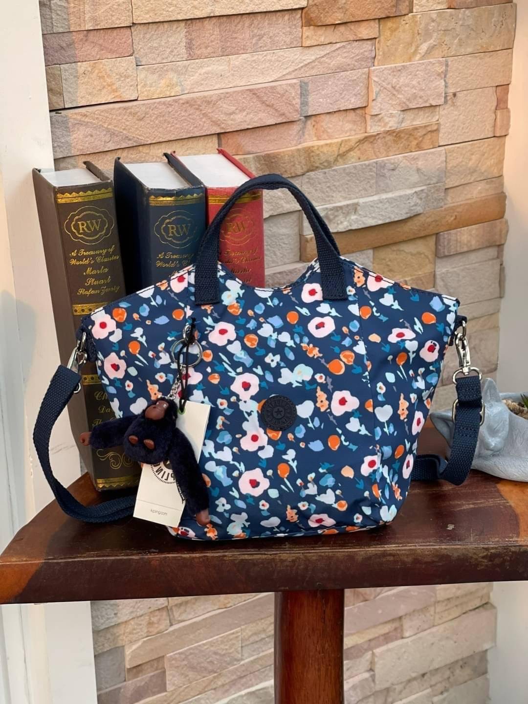 💕 Kipling Nori Small Cross-Body Bag อีกหนึ่งคอลเลคชั่นที่น่าสนใจ ขนาดกำลังพอดี น้ำหนักเบา เปิดปิดด้วยซิปเดียว ภายในใส่มินิไอแพค กระเป๋าสตางค์ หรือของใช้จุกจิกได้เยอะเพิ่มสายสะพายปรับสั้นยาวและถอดออกได้ ประดับด้วยพวงกุญแจลิงเป็นสัญลักษณ์ น่ารักใสๆอ