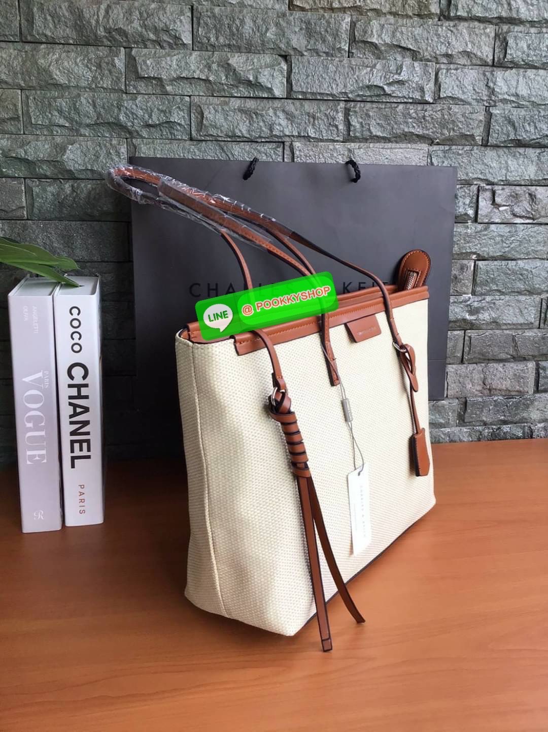 ReStock Best Seller!!! Charles & Keith Black Textured Tote Bag กระเป๋าสะพายทรง Shopping ใบใหญ่จุใจโดดเด่นด้วย Textured สานรอบใบสวยอยู่ทรง น้ำหนักเบา ด้านหน้ามีโลโก้พร้อมTAG พวงกุญแจห้อยที่หูหิ้ว เปิดปิดด้วยซิปพู่หนังสายยาว ภายในกว้างและจุ มีช่องใส่ของและช