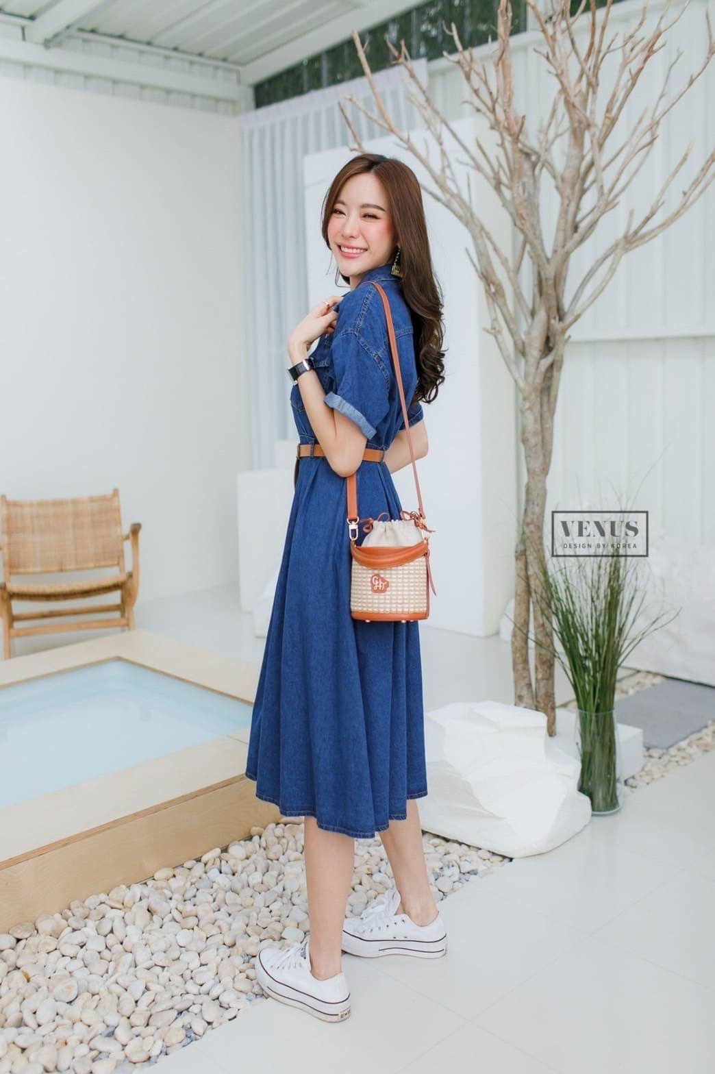 Restock ♥️♥️♥️ I'm Lady By Venus MaxiDress Jeans แม๊กซี่เดรสยีนคอปกแต่งกระดุมหน้า งานสวยน่ารักมากๆคะ งานมาพร้อมกับเข็มขัดเข้าชุดกันสุดๆนะคะ แม๊ทกับรองเท้าผ้าใบก็ยิ่งน่ารัก