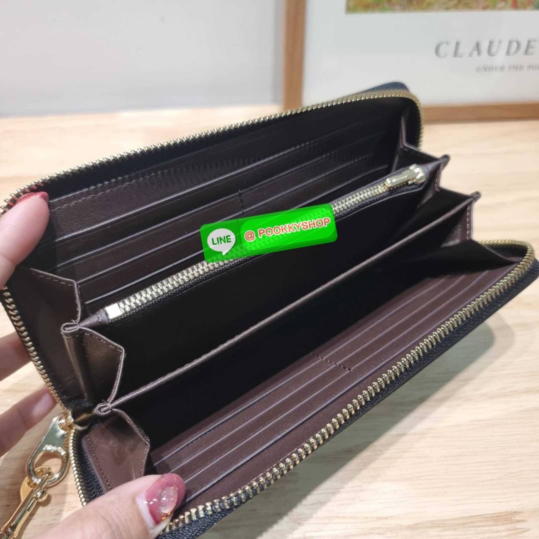 COACH CF521 LONG ZIP AROUND WALLET WITH SIGNATURE MONOGRAM 🔆 Details กระเป๋าสตางค์ใบยาว คอลเลคชั่นใหม่ กับดีไซน์ใหม่ ฉีกกฏทุกการดีไซน์ ด้วยลวดลายโมโนแกรมรอบใบโดดเด่น สะดวกใช้งานด้วยสายคล้องมือที่สามารถถอดออกได้ พกพกง่ายที่สุด รูดใช้งานด้วยซิปรอบใบ