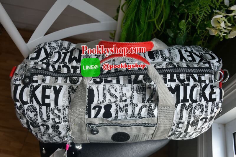 Kipling Disney's 90 Years Of Mickey Mouse Duffel Bag (TAGALONG) กระเป๋าถือใบใหญ่ ด้านหน้าและด้านข้างมีช่องซิปใส่ของจุกจิก เปิดปิดด้วยซิปเดียวด้านบน ใบใหญ่ ใส่เสื้อผ้าออกทริป เล่นกีฬาได้หลายชุด มาพร้อมสายสะพาย ใบเดียวทั้งเที่ยว ทั้งเล่นกีฬา ห้ามพลาดนะ