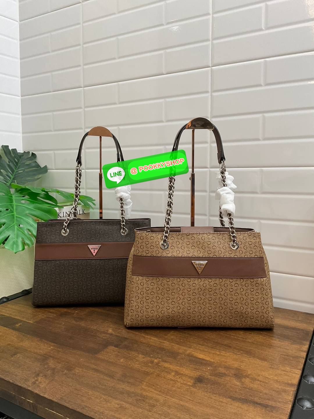 GUESS กระเป๋าสะพายผู้หญิง รุ่น SV859606 VIOLET SATCHEL กระเป๋าถือหรือสะพายสินค้านำเข้าจาก GUESS FACTORY รุ่นยอดนิยม ลายโลโก้ รอบใบ หนัง faux-saffiano หนังคุณภาพดี ตั้งอยู่ทรง สายโซ่ทองต่อหนังสะพายไม่เจ็บไหล่ โลโก้แบรนด์ สวยโดดเด่นที่กระเป๋าด้านหน้า เปิดปิ