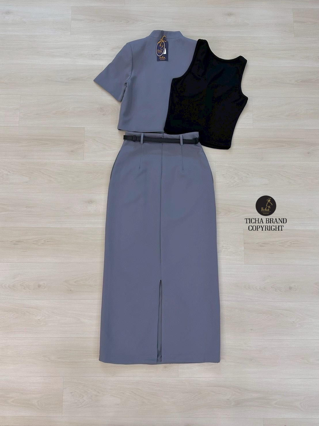 ชุดเซทแฟชั่น Set 4 ชิ้น เสื้อ+เสื้อครอป+กระโปรง+เข็มขัดเสื้อแขนสั้นสีเทา