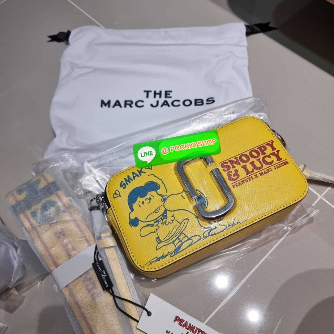 PEANUTS × MARC JACOBS THE SNAPSHOT CROSSBODY BAG คอลเลคชั่นแสนคิวท์ ที่ยกขบวนเหล่าซุปตาร์การ์ตูนมาให้แบบจัดเต็ม กับไอเท็มยอดฮิตที่โดดเด่นเป็นเอกลักษณ์ กระเป๋าสะพายข้างสุดปัง ดีไซน์ลายพรินท์แก๊งค์การ์ตูนสุดฮอต เรียกได้ว่าไม่ซ้ำใคร!! วัสดุหนังวัว สวยอยู่ทรง