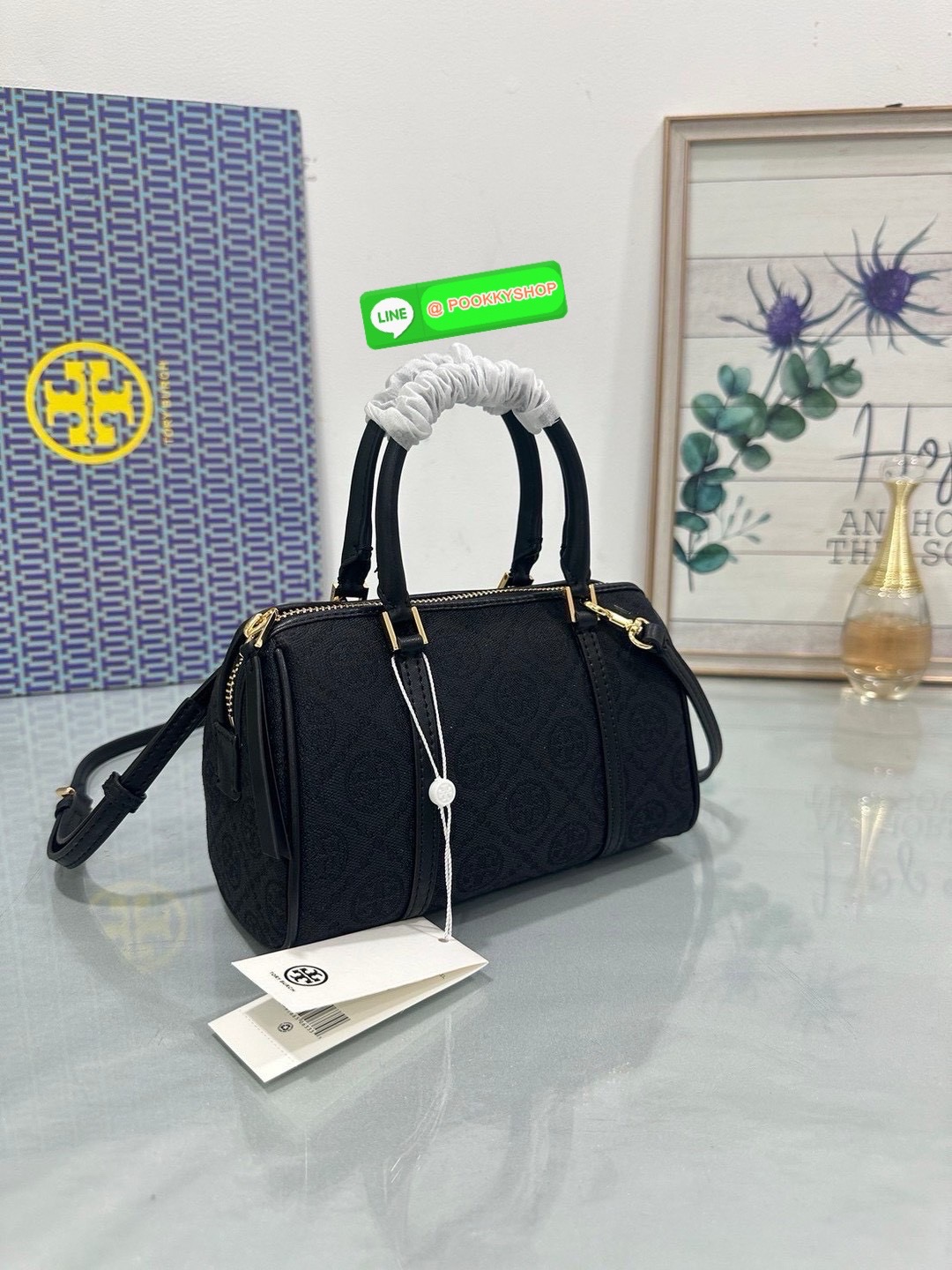 💙ToryBurchMiniBostonBag 🖤💫 • รุ่น: Mini Boston Bag จากแบรนด์ Tory Burch — ลักษณะทรง Boston น้ำหนักเบา มีหูจับด้านบน + สายสะพายแบบปรับได้ในบางรุ่น ใช้หนังหรือผสมวัสดุต่างๆ ตามรุ่นย่อย.