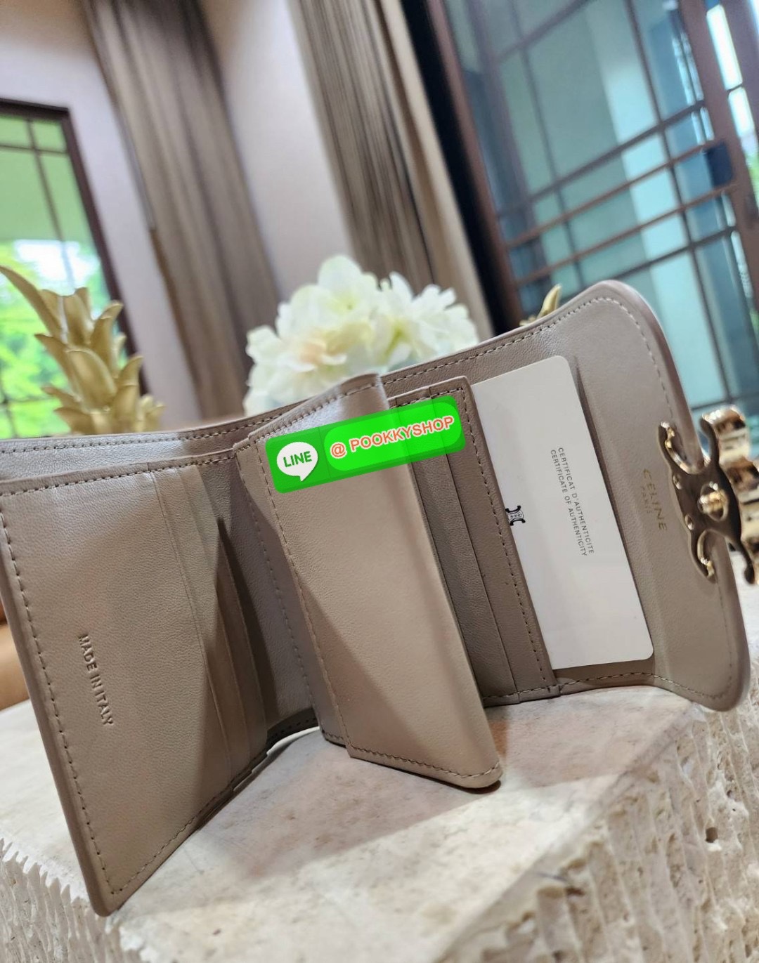 ✴️Don't Miss!✴️CELINE SHORT WALLET VIP GIFT WITH PURCHASE (GWP) กระเป๋าพรีเมี่ยมกิ๊ฟ Limited จาก CELINE HAUTE PARFUME DUTYFREE COUNTER หนังเรียบสวยอยู่ทรงมีโลโก้ด้านหน้าเปิดปิดด้วยฝาพับกระดุม ภายในมีช่องแบ่งหลายช่อง มีช่องใส่บัตรหลายช่อ