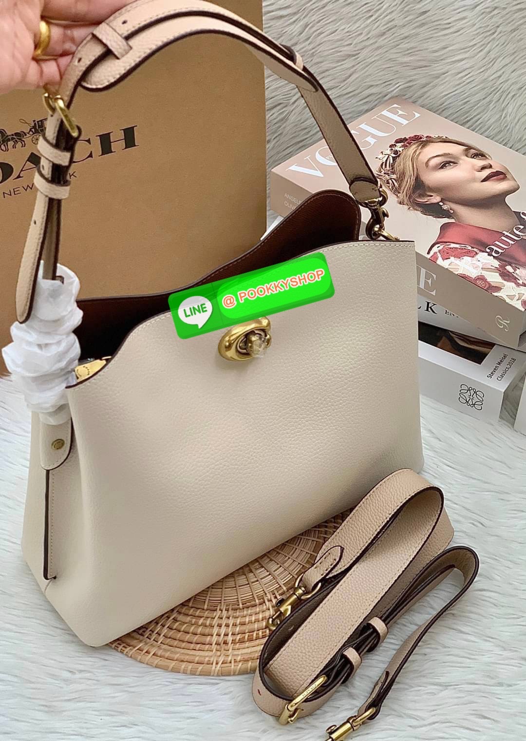 COACH WILLOW SHOULDER BAG ((C2745//C2590//C2621)) พร้อมส่ง ไม่ให้หลงรักยังไงไหว 🔺กระเป๋าหิ้ว//คล้องไหล่//สะพายข้าง สุดคุ้ม! หนังแท้ชั้นดีที่สุด ได้ไปหลงรักแน่นอนค่ะ หนังสวยมากๆ 🔺ตัวกระเป๋าแบ่งเป็นสองช่องหลัก ด้านนึงเป็นแบบหมุนล็อค//อีกด้าน