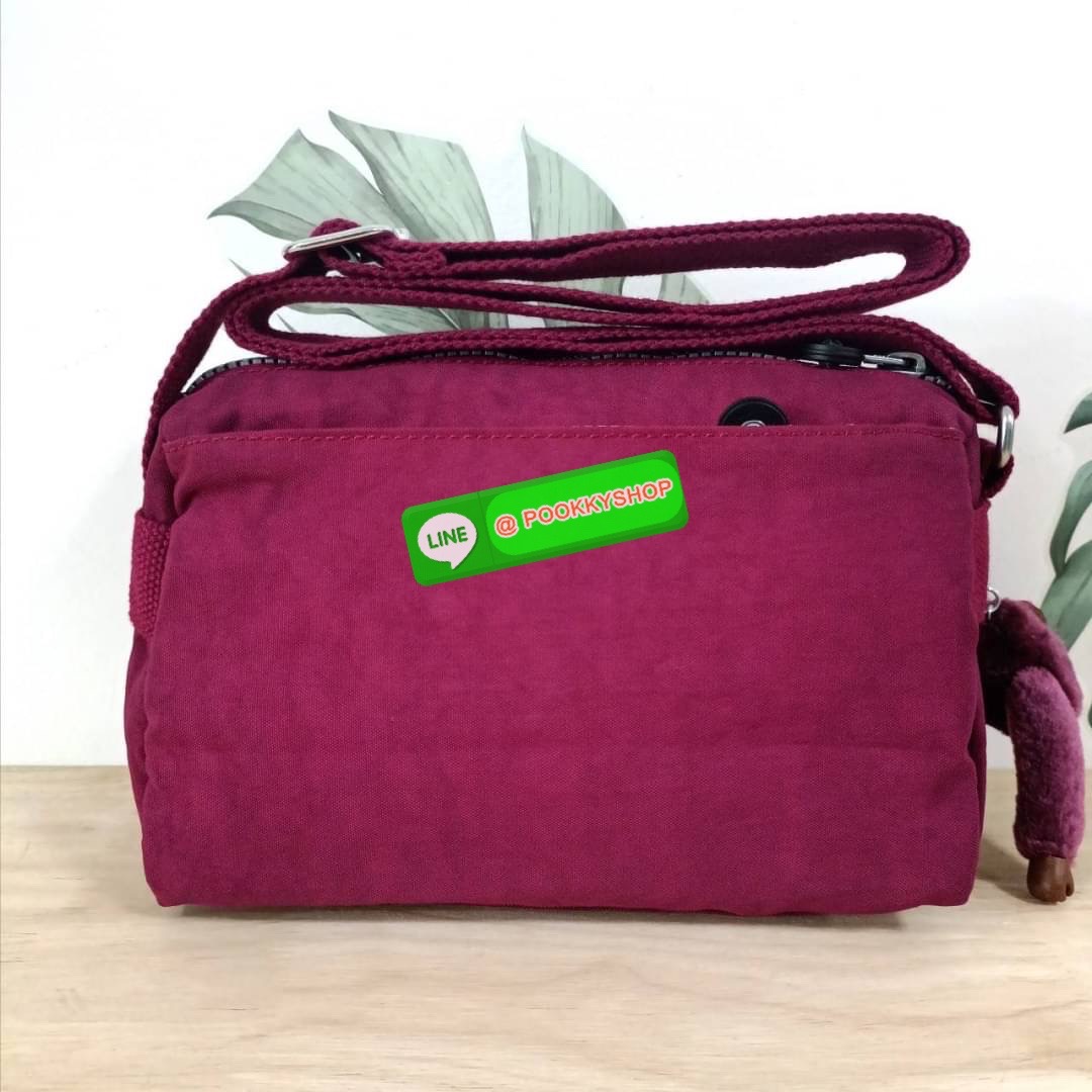 KIPLING Mini Crossbodybag กระเป๋าสะพายข้างขนาดกะทัดรัด ผลิตจากวัสดุ Nylon + ซับใน Polyester100% มีช่องใช้งานแยกย่อยมากถึง 4 ช่อง -ด้านหน้ามีช่องซิป 2 ช่อง -ช่องหลักโล่ง กว้าง จุของใช้ได้เยอะ -ด้านหลังมีช่องซิปอีก 1 ช่อง มาพร้อมพวงกุญเเจลิง สายสะพายยาวสมาร