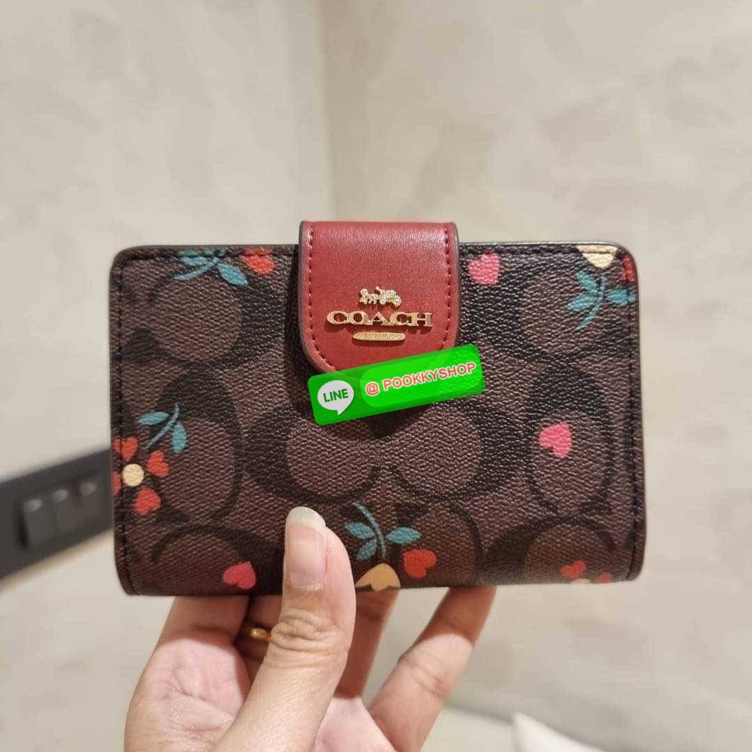 COACH C8730 MEDIUM CORNER ZIP WALLET IN SIGNATURE CANVAS WITH WILDFLOWER PRINT คอลเลคชั่นใหม่ กระเป๋าสตางค์ใบกลาง ดีไซน์ใหม่ สุดหรู คละลายพริ้นท์เต็มใบ น่าใช้ไปอีก วัสดุหนังแคนวาสเคลือบลาย ภายในมีช่องใส่บัตร ใส่ธนบัตรได้ครบ และมีช่องซิปแยก ใบจริงสวยมากๆ แ