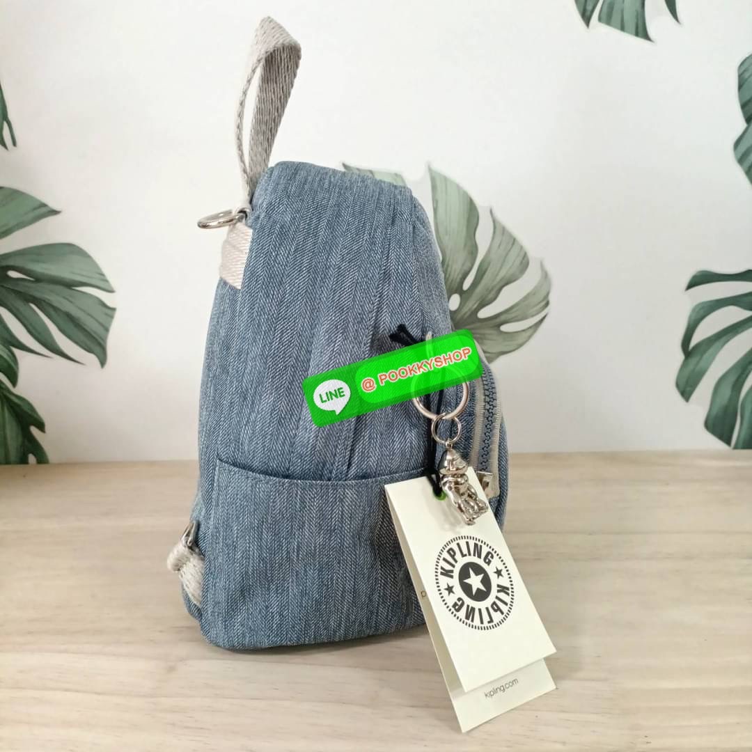 KIPLING Basic Mini Backpack กระเป๋าเป้ใบเล็กกระทัดรัด ขนาดมินิ วัสดุ Nylon + ซับใน Polyester มีหูหิ้ว สามารถสะพายข้าง หรือ สะพายหลังได้ -ช่องซิปหน้า -ด้านข้างมีช่องของเล็กน้อย หรือ ใส่ขวดน้ำใบเล็กทั้ง 2 ด้าน -ซิปหลัก โล่งกว้าง มีสายคล้องพวงกุญแจ พร้อมช่อง