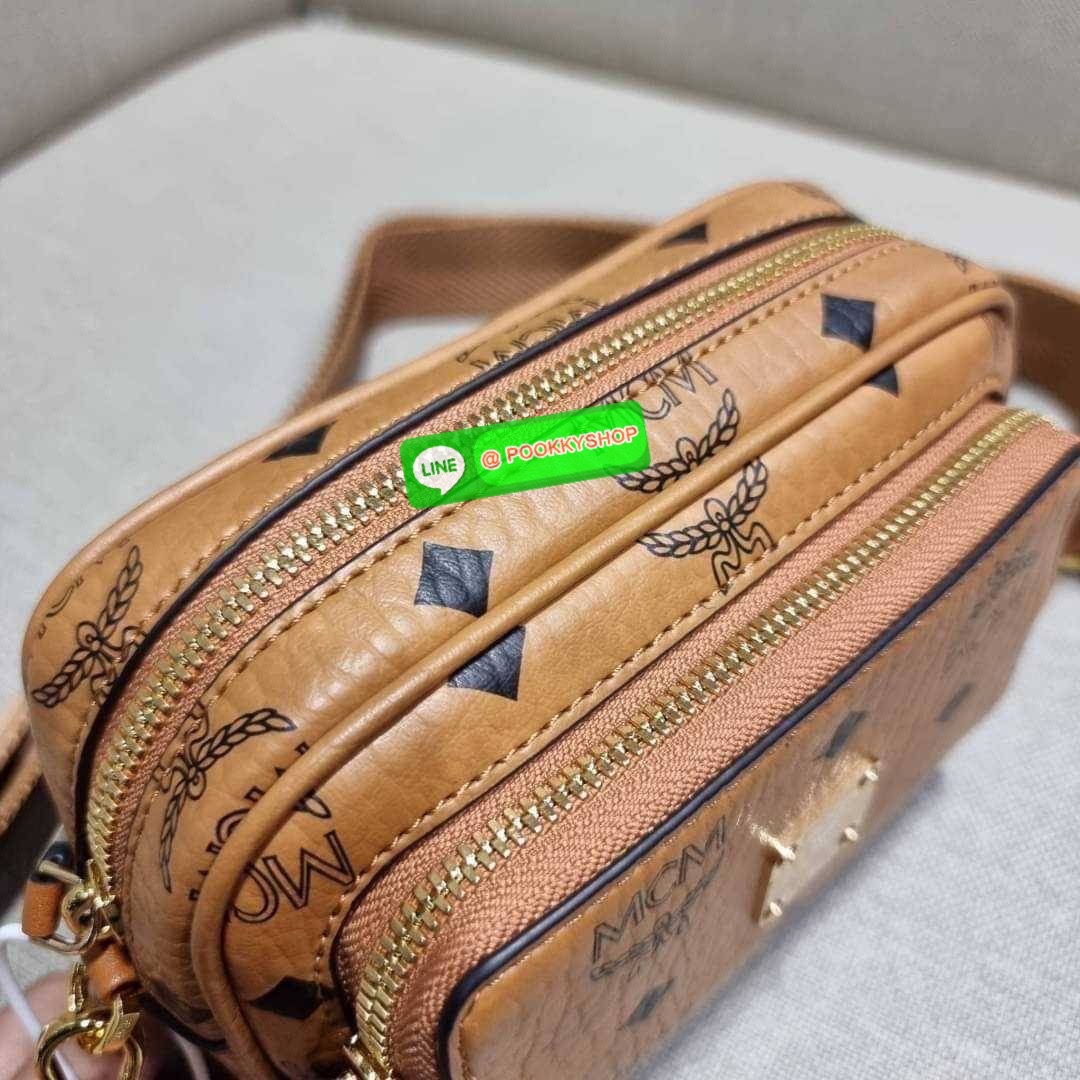 MCM X-MINI KLASSIK CROSSBODY BAG IN VISETOS รุ่นยูนิเซ็กส์มาแล้วจ้า!! ไซส์นี้ใช้ได้ทั้งหนุ่มๆสาวๆไปเลย กระเป๋าสะพายข้างทรงครอสบอดี้ ใบเล็กขนาดกะทัดรัด วัสดุหนังแคนวาสคุณภาพดี มีช่องหลัก 2 ช่อง ภายในมีช่องย่อยให้ 1 ช่อง มาพร้อมสายสะพายสปอร์ตที่ดีไซน์หรูไม่