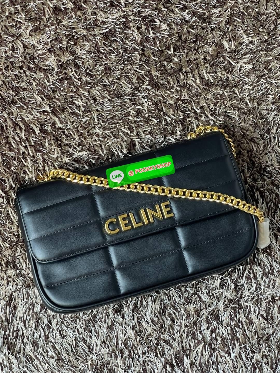 CELINE CHAIN SHOULDER BAG MATELASSE MONOCHROME กระเป๋าเทรนด์กระเป๋าสุดฮอตแต่ยังคงความคลาสสิก รุ่น Matelasse Monochrome ล่าสุดของ Celine ด้วยดีไซน์กระเป๋าที่หรูหราและแมทช์กับการแต่งตัวง่าย จึงครองใจสาว ๆ ได้ไม่ยาก โดยเป็นกระเป๋าสะพายไหล่ที่อัดแน่นด้วยกลิ่น