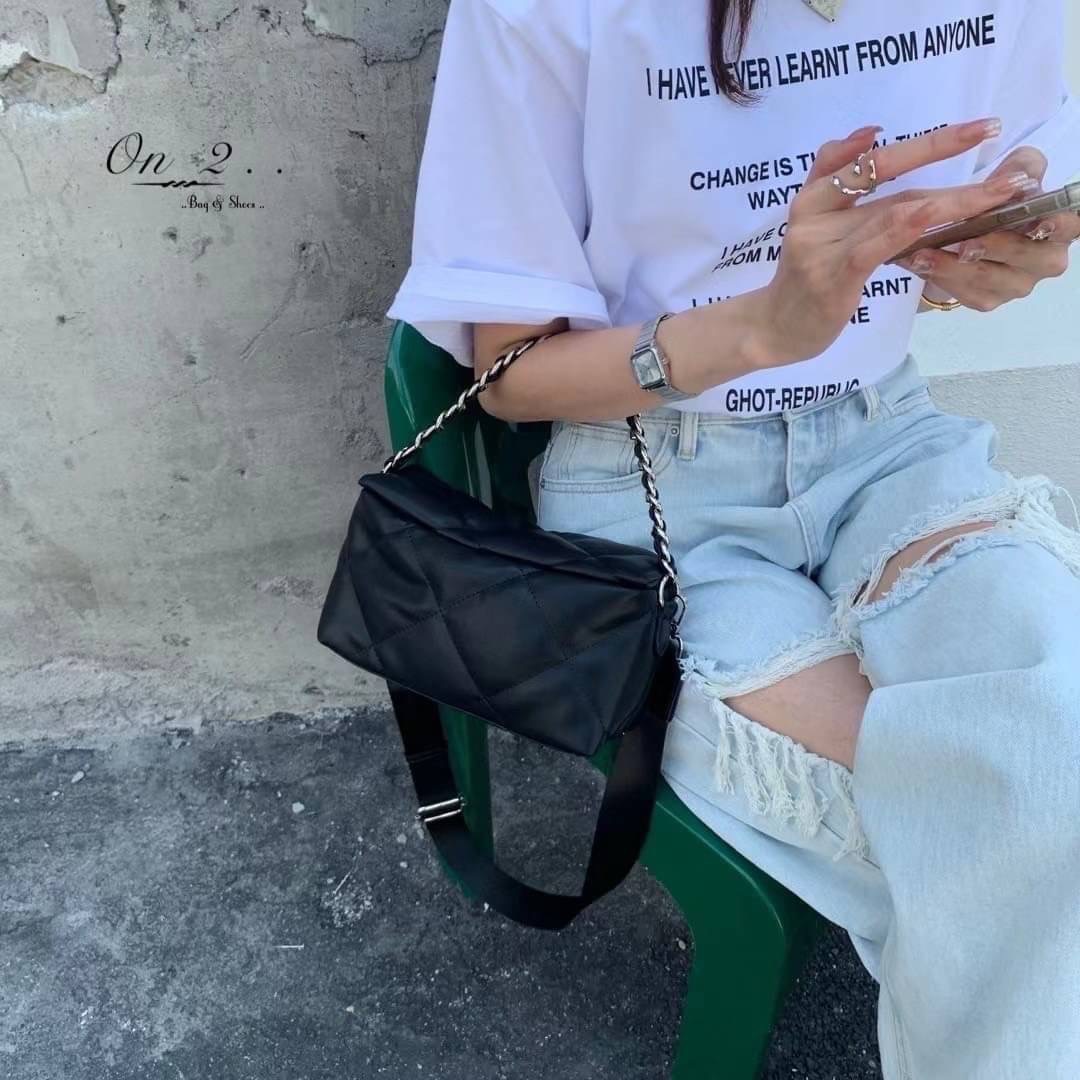 🇰🇷Korean style crossbody bag🇰🇷 🔹กระเป๋าสะพายข้าง หนังพียู 🔹PU Leather crossbody bag 🔹ตัวกระเป๋าเดินด้ายสีดำ เย็บตาราง 🔹สายสั้นเป็นสายโซ่ร้อยหนัง 🔹สายยาวผ้า ปรับความยาวได้ 🔹อะไ