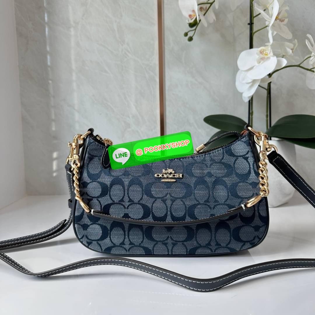 COACH TERI SHOULDER BAG IN SIGNATURE CHAMBRAY ( CH139) กระเป๋าทรงพอช ดีไซน์สุดหรูวัสดุผ้า jacquard ทอลายแบรนด์ ซับในผ้า มาพร้อมสายสะพาย 2 เส้นสามารถถอดได้ เปิด-ปิดด้วยซิป ด้านในช่องโล่งกว้างมีช่องใส่บัตรเครดิต 2 ช่อง ใส่โทรศัพท์มือถือได้ทุกรุ่น ใส่กระเป๋า