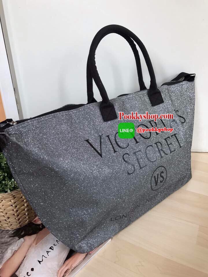 👜Victorias Secret Limited Edition Weekender Tote Bag Silver Glitter XL Zipper กระเป๋าสะพายไซส์ XL สวยเด่นสะดุดตาสีบรอนซวิ้ง ด้านหน้ามีโลโก้อักษรสีดำ ตัดกับสีกระเป๋าอย่างสวยงาม เปิดปิดซิป ภายในกว้างขว้างมาก จุเสื้อผ้าไปเที่ยว ตจว. ได้ประมาน 3-4 วัน