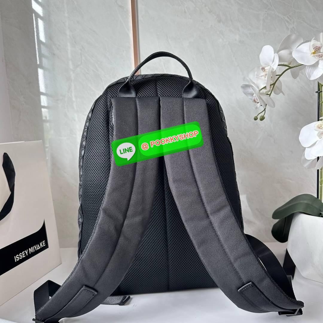 BAO BAO ISSEY MIYAKE KURO DAYPACK BACKPACK 🔖กระเป๋าเป้รุ่นฮอตทรงเรขาคณิตที่สุดในญี่ปุ่น KURO ภาษาญี่ปุ่นคือมาความเก๋ไก๋ เป็นกระเป๋าเป้ที่น้ำหนักแต่สามารถรับน้ำหนักได้ดี 🔖วัสดุ โพลียูรีเทน(Polyurethane) น้ำหนักเบา มีความแข็งแรง 🔖เปิ