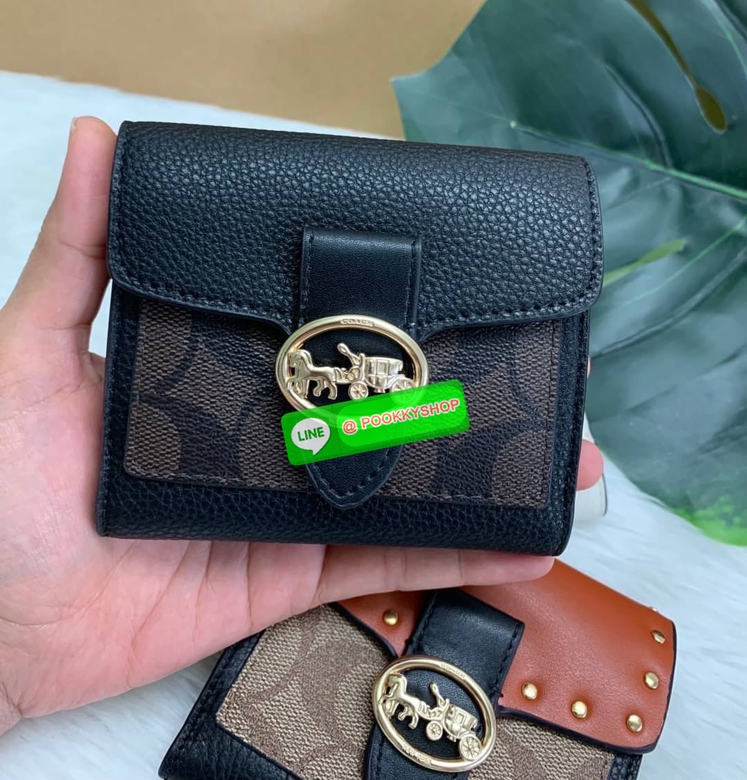 COACHGEORGIE SMALL WALLET IN SIGNATURE ((6791//7250) พร้อมส่ง!! กระเป๋าเงินใบสั้น หนังแท้ชั้นดีค่ะ! 🌈ด้านหน้าสวยหรูด้วยอะไหล่โลโก้แบรนด์ พร้อมเป็นช่องกระดุมสำหรับใส่เหรียญและช่องเสียบบัตรหนึ่งช่องนะคะ
