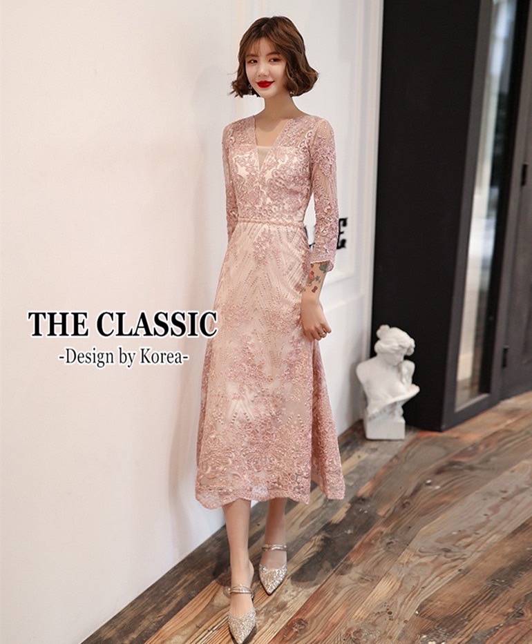 เดรสแฟชั่น ชุดยาวออกงาน ใช้ผ้าเนื้อดีปักลวยลายด้วยเลื่อมเล็กๆ ประกายเพชรระเอียดยิบทั้งตัว