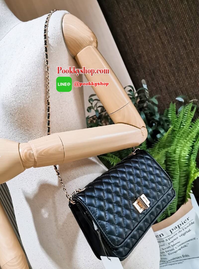 พร้อมส่ง! BEST SELLER! CHARLES & KIETH MINI CLUTCH BAG กระเป๋าสะพายทรงคลัชรุ่นยอดนิยมดีไซน์คลาสสิควัสดุหนังนิ่มลายตารางสวยอยู่ทรงขนาดมินิสไตล์ Chanel เปิดปิดด้วยตัวล๊อคแบบบิดอะไหล่ทอง ด้านหลังประดับโลโก้แบรนด์สวยดูดี มาพร้อมสายสะพายโซ่ร้อยหนัง Crossbody ไ