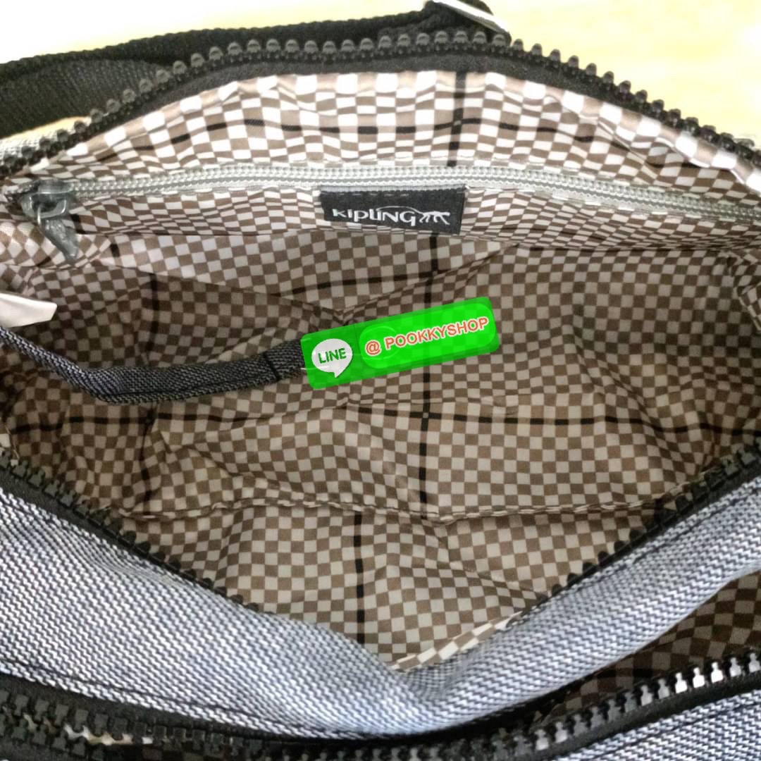 KIPLING RETH CROSSBODY BAG ซับในตาราง วัสดุ Nylon+polyester กระเป๋าสะพายข้างหรือ สะพาย Crossbody ได้ ช่องหน้าเปิด-ปิด ด้วยซิป พร้อมช่องแยกบ่อยด้านข้าง ช่องหลัก 2 ช่อง ด้านในโล่งกว้าง สามารถจุสัมภาระได้เยอะ พร้อมช่องซิปหลัง สายสะพายปรับระดับสั้น-ยาว ได้ fr