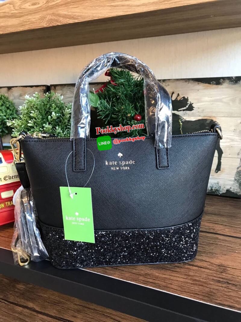 Kate Spade INA Greta Court Glitter Crossbody กระเป๋าถือหรือสะพายใบเล็ก วัสดุหนัง Saffiano สวยหรู ด้านหน้าประดับโลโก้สีทองสวย ก้นกระเป๋ามีดีเทลด้วยGlitter วิ้งๆดูหรู ภายในมีช่องซิปและช่องเล็ก สามารถใส่ ipad mini กระเป๋าสตางค์ใบยาวและของจุกจิกได้เยอะ มีหมุด