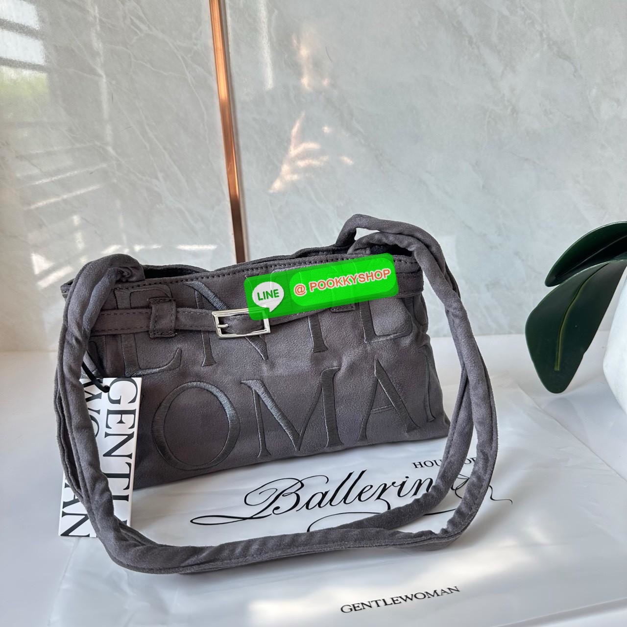 GENTLEWOMAN SUEDE BALLERINA BAG 🔖กระเป๋า Ballerina Bag ในวัสดุหนังกลับ (suede edition) พร้อมโลโก้ปักสีเดียวและรายละเอียดหัวเข็มขัด ทำให้ดูเก๋มีสไตล์โดดเด่น 🔖วัสดุ: หนังกลับ 🔖เปิด-ปิดแบบสแน๊บแม่เหล็ก ภายช่องโล่งกว้างจุของได้เยอะ