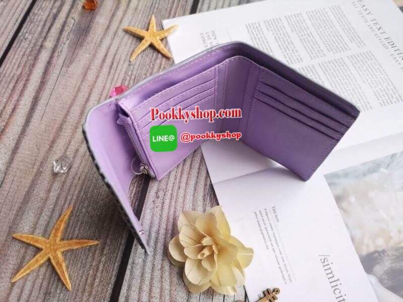 CHARLES & KEITH STUD DETAIL ENVELOPE WALLET กระเป๋ารุ่นใหม่ชนช็อป ด้านหน้าแต่งหมุดและมีโลโก้แบรนด์ ฟังก็ชั้นครบ ไม่ว่าจะใส่บัตร 6 ใบ ใส่ธนบัตรตามยาว ช่องซิปใส่เหรียญ เปิดปิดด้วยกระดุม ใช้งานง่ายและยังจับถนัดมือ ใช้กับกระเป๋าไซส์มินิได้เก๋กู้ดดด