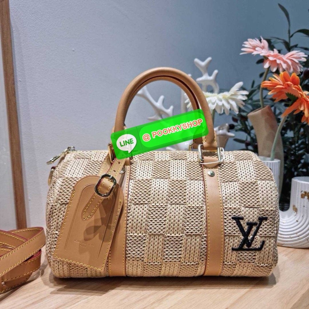 🔆 Model Lv bandouliere sunset bag 🔆 Details ใหม่ล่าสุด กับงานพรีเมี่ยมกิ๊ฟสุดหรู กระเป๋าทรงหมอนสวยเก๋ ดีไซน์เริ่ดไม่ซ้ำใคร ลวดลายเอกลักษณ์ถักทอด้วยวัสดุรักษ์โลกดูดีมากๆ มาพร้อมป้ายแท็กหนังและหูจับในตัว สะดวกใช้งาน และยังมีสายสะพายข้างพร้อม