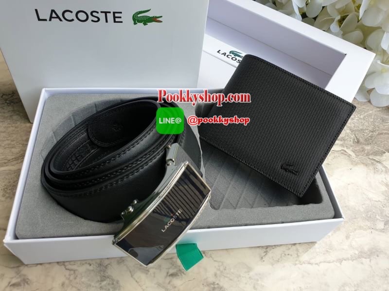ลาคอส CLASSIC PETIT PIQUE Belt & Wallet Set !!! ซื้อ1ได้ถึง 2 ใบ เซตสุดคุ้ม!! มาพร้อมกล่องสุดหรู กระเป๋าเงินใบสั้นพับสองตอน ลายเปอติปิเก้ มีช่องใส่การ์ด ช่องใส่ธนบัตร บุซับในด้วยผ้าคอตตอน และ ด้านอกวัสดุ Pvc ลายเปอติปิเก้แต่งกระเป๋าด้านนอกกระเป๋า เข็มขั
