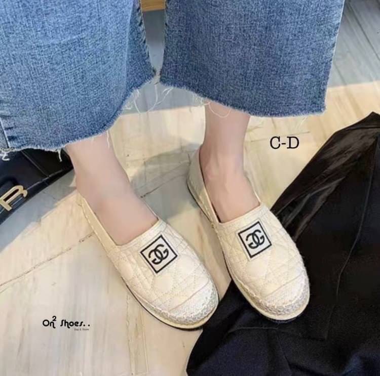 เข้าแล้วค่า รองเท้าคัชชูทรง CC espadrilles สุดปัง หนังปัง CC ไขว้หนังเย็บบุลาย หัวตัดสี ขอบเป็นปอถัก ทรงสวยค่ะทรงนี้ฮิตตลอดใส่ได้เรื่อยๆแมทช์กับชุดง่ายพร้อมส่ง 2 สีค่ะ งานดีคัดเกรดงานกล่อง