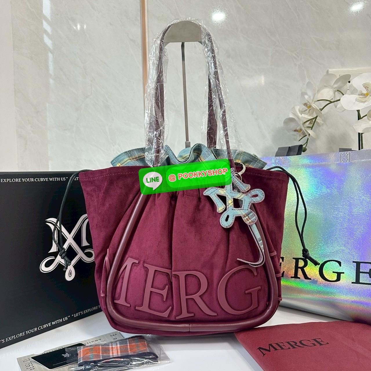 Merge A Day Bag Medium - Suede Edition (Limited) กระเป๋าสะพายไหล่ size ใหม่ ขนาดกระทัดรัดขึ้น แต่ยังสามารถจุของได้เยอะเหมือนเดิม ปรับสายกระเป๋าเป็นแบนสะพายทั้งวันไม่รู้สึกเมื่อยไหล่คะ