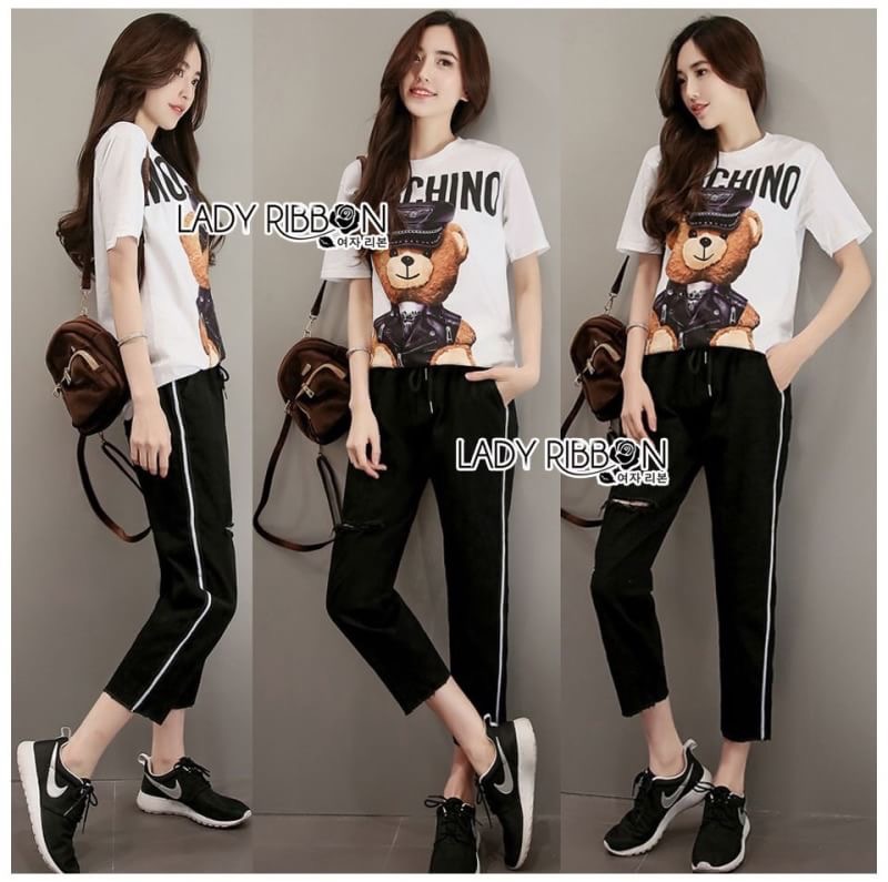 Lady Ribbon's Made Lady Ellen Street Chic Printed T-shirt and Sweat Pants Set เซ็ตเสื้อทีเชิ้ตพิมพ์ลายและกางเกงวอร์มสไตล์สตรีท ลุคนี้เป็นสไตล์แบรนด์ Moschino แบบสตรีทเก๋ๆ ตัวเสื้อเป็นเสื้อยืดแขนสั้น ตรงกลางพิมพ์ลายตุ๊กตาหมี ส่วนกางเกงเป็นการเกง Sweat
