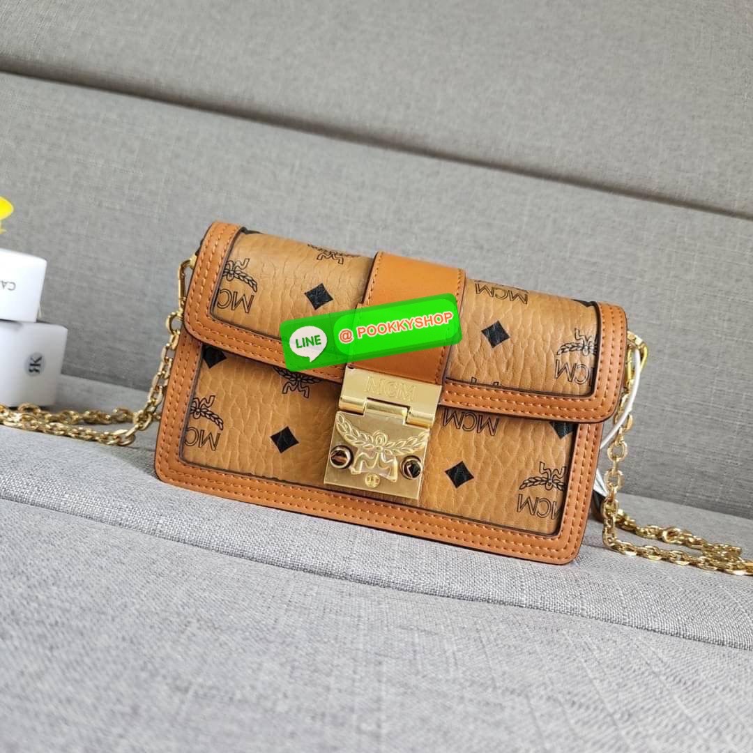 MCM Gretl Cossbody in visetos กระเป๋า Gretl กระทัดรัด ไอเทมใหม่ สุดฮิต ที่สาวๆต้องมีคะ วัสดุหนังแคนวาส ตัดหนังแท้ มาพร้อมสายสะพายโซ่อะไหล่สลับหนัง ข้างช่องโล่งสามารถใส่มือถือ iPhone Pro max ได้เหมาะสำหรับสะพายเที่ยวชิวๆในวันหยุดพักสบายๆ สีน้ำตาลคอนยัคทีแม