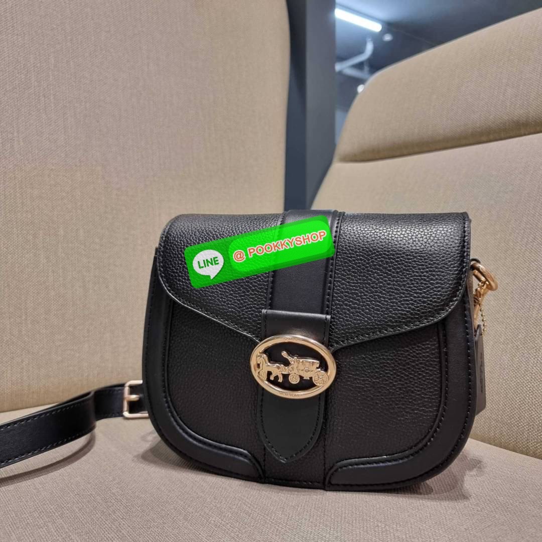 COACH C3593 GEORGIE SADDLE BAG IN COLORBLOCK SIGNATURE CANVAS WITH RIVETS ยกระดับความหรูให้กับตัวเองกันหน่อย ด้วยกระเป๋ารุ่นนี้!! ครอสบอดี้ที่ดีไซน์หรู อัพเลเวล ในราคาที่จับต้องได้ วัสดุหนังแคนวาสเคลือบสลับหนังเรียบ พิเศษไปอีกตกแต่งขอบด้วยหมุด เพิ่มดีเทลก