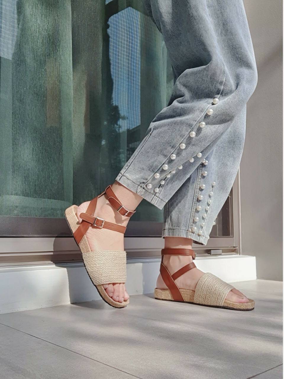 แบบใหม่ มาแล้วคะ พร้อมส่งคร่าา !! รองเท้าแตะลำลอง style korea มากกก ทรงสวม รัดข้อเท้า พื้นกระสอบเก๋ๆ เว้ารับเท้า เก๋มากๆ สวยมากๆ ใส่สบายมากๆ ใส่สบายๆๆชิวๆ