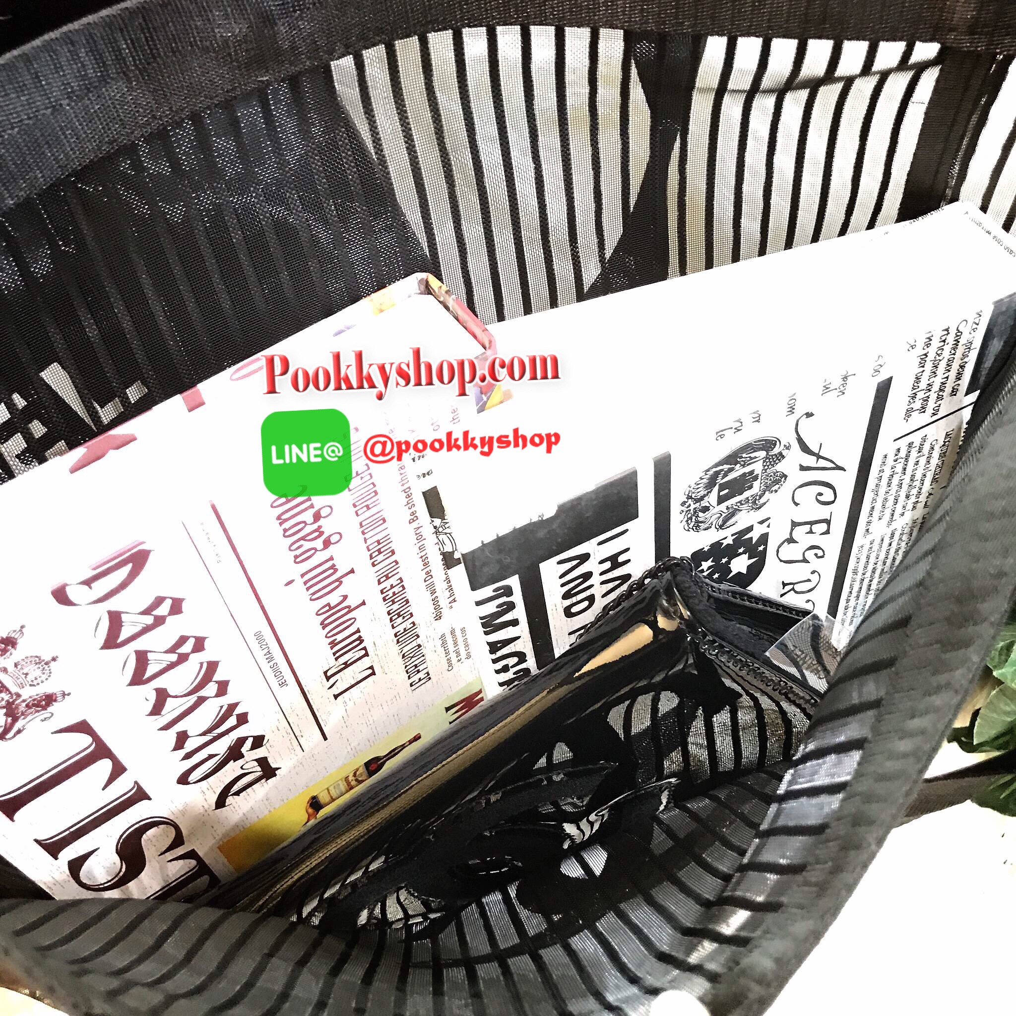 ห้ามพลาดนะคะ! NEW Arrival! Chanel Cosmetic Shopping Bag กระเป๋าสะพายใบใหญ่ VIP Gift With Purchase Limited Edition พรีเมี่ยมกิ้ฟของแท้จาก Chanel Cosmetic Counter ใบใหญ่วัสดุ Nylon โปร่งปั้มโลโก้แบรนด์ เปิดปิดด้วยแถบแม่เหล็กซ่อนด้านในปากกระเป๋าบุที่ฐานเพื่อ