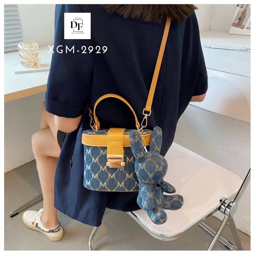 สินค้าพร้อมส่ง กระเป๋าถือทรงกล่องพร้อมพวงกุญแจน้องกระต่าย วัสดุหนัง PU ด้านนอกบุผ้าแคนวาสทอลาย แพทเทิร์นสวย มาพร้อมสายสะพายปรับระดับได้ ถอดได้ 1 ช่องใช้งาน ซับหนังด้านในอย่างดี