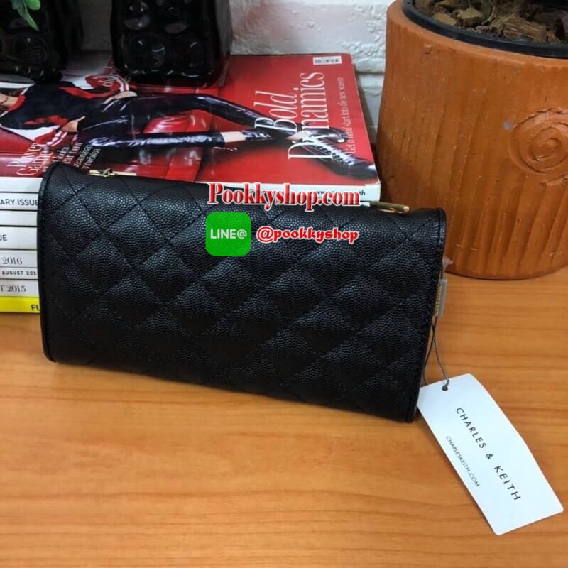 Charles&Keith Quilted Chain Wallet กระเป๋าสตางค์ใบยาว วัสดุลายหนังคาเวียร์ เปิด-ปิดด้วยตัวกดล๊อก ด้านในมีช่องซิปใส่เหรียญ ช่องใส่บัตร ช่องใส่ธนบัตร ใส่ iphone7+ได้ มาพร้อมสายยาว 102 cm.สามารถถอดสายออกได้ (ปรับสายไม่ได้)