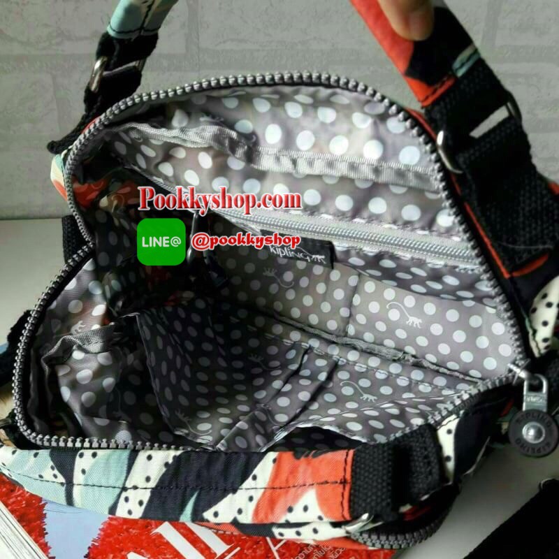 พร้อมส่ง Kipling Shoulder Bag k15828 รุ่นMulti funtion ที่สาวๆรอคอย!!! เพราะใบนี้สามารถปรับการใช้งานได้หลายเเบบทั้งสะพายข้างได้ แบบครอสบอดี้ได้ หรือรวบสายเก็บปรับเป็นถือก็ยังได้ ผลิตจากวัสดุผ้าไนล่อนเมทาลิคอย่างดี กันน้ำระดับนึงเลยค่ะ ️ด้านหน้ามีช่องซิปถึ