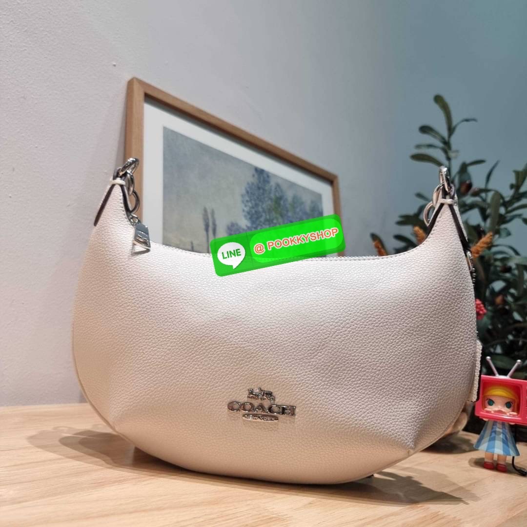 COACH CE620 PAYTON HOBO IN SIGNATURE CANVAS คอลเลคชั่นใหม่ 2023 มาแรงเกินต้าน ด้วยรูปทรงโฮโบสุดคลาสสิค สะดวกใช้ได้ในทุกวัน ขนาดกะทัดรัด แต่จุของได้เต็มที่ วัสดุหนังแคนวาสเคลือบลาย น้ำหนักเบา เปิดใช้งานด้วยซิป สายสะพายในตัวหนังสลับโซ่ ภายในเป็นช่องโล่ง ใส่