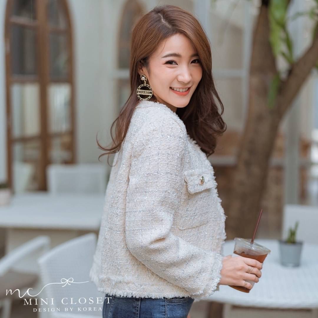 ดูดี สไตล์เกาหลีสุด ห้ามพลาดเลยนะคะ น่ารักมาก สตรีทได้ คุณนายด้วย เสื้อคลุมผ้าทวีตผ้าดีงานตัดเย็บเริ่ด ดีไซน์กระเป๋าซ้ายขวา ซับในทั้งตัว กระดุมทอง #ต้องมีค่ะ