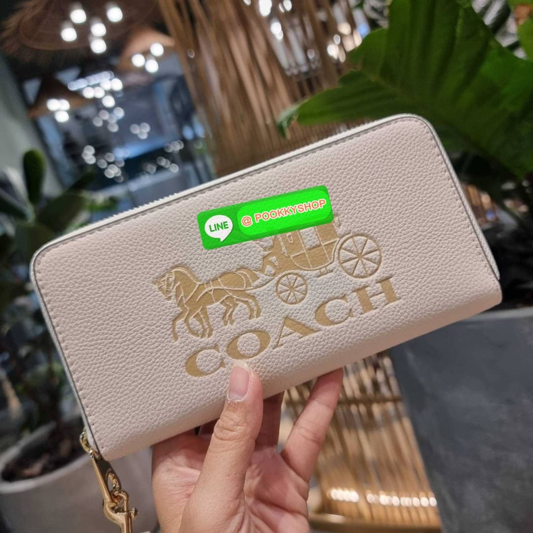 COACH C3548 LONG ZIP AROUND WALLET WITH HORSE AND CARRIAGE พร้อมเสิร์ฟความหรู กับคอลใหม่ สีสวย ผู้ดีขับผิวมาก กระเป๋าสตางค์ใบยาวกึ่งคล้องมือ เรียบหรู โดดเด่นด้วยโลโก้เอกลักษณ์ วัสดุหนัง pepble ทนทาน มาพร้อมสายคล้องมือ ถอดออกได้ ภายในใส่บัตรได้เยอะ มีช่องซ
